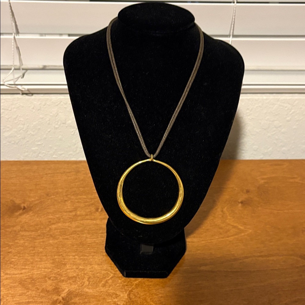 Chic Gold Circle Pendant Necklace